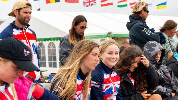 De enkelte holds deltagere er også hinanden tilskuere - her er det Eve Smith-Lange, tv. og India Lauerack fra det britiske hold, der følger fredag formiddags konkurrencer som tilskuere. <i>Foto: Jens Fogh-Andersen</i>