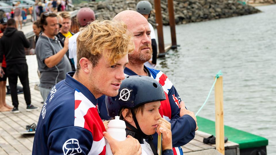 De britiske holdkaptajner Keiran Owen, tv., og Dale Crosley, læser banen og giver de sidste gode råd til en af de yngre deltagere på holdet inden han skulle på banen fredag formiddag. <i>Foto: Jens Fogh-Andersen</i>
