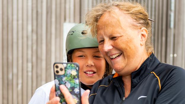 Susanne Dahl er til EM som "medhjælpende farmor" for sit 12-årige barnebarn Maxwell. En af opgaverne er at filme præstationerne på vandet. Maxwell vandt for få uger siden DM for U14-drenge, men ved nu, at de udenlandske wakeboardere er temmelig skrappe konkurrenter. <i>Foto: Jens Fogh-Andersen</i>