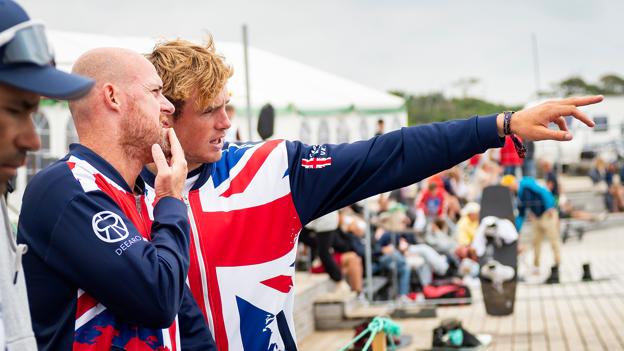 De britiske holdkaptajner Dale Crosley, tv., og Keiran Owen, der også er træner, følger konkurrencerne på vandet og lægger taktik for, hvordan deres hold kan tackle banen og dens udfordringer bedst muligt. <i>Foto: Jens Fogh-Andersen</i>