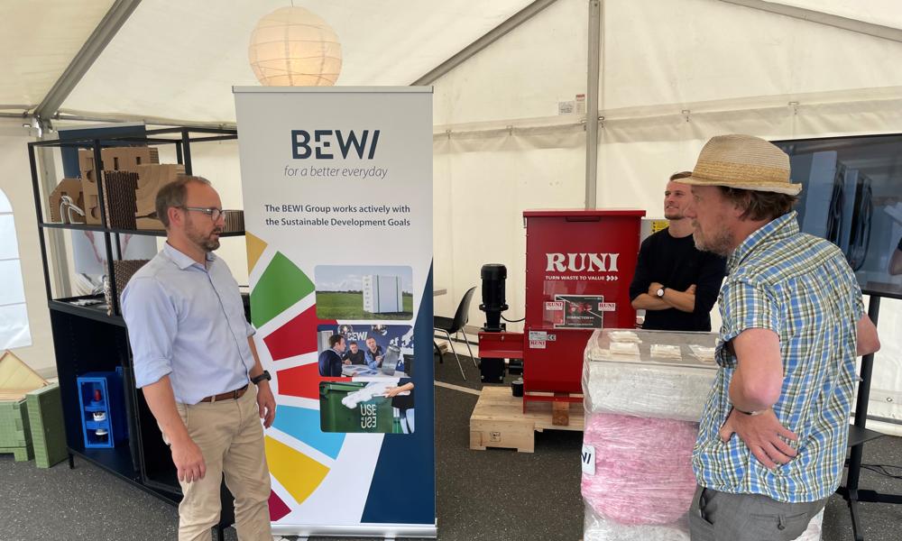 BEWI er med på folkemødet Political Festival of Europe i Mariager. Plastindustriens kommunikationschef Mikael Rømer (yderst til højre) kiggede forbi sammen med Plastindustriens adm. direktør Thomas Drustrup. (ikke afbilledet). BEWI er med på folkemødet Political Festival of Europe i Mariager. Plastindustriens kommunikationschef Mikael Rømer (yderst til højre) kiggede forbi sammen med Plastindustriens adm. direktør Thomas Drustrup. (ikke afbilledet).