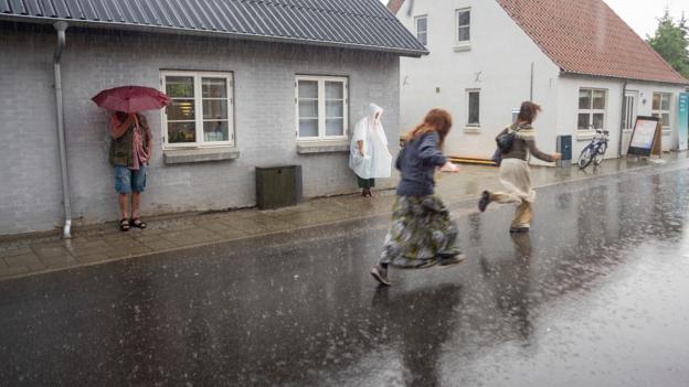 Folk styrtede i ly for regnen, men Kulturmødet fortsatte ufortrødent.