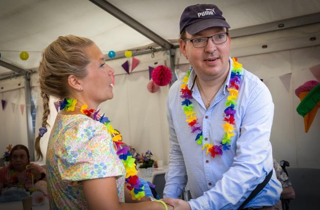 De to bosteder for udviklingshæmmede på Elsagervej har i alt 35 beboere, som deltog i forskellig grad i sommerfesten. <i>Foto: Kim Dahl Hansen</i>