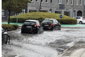 Video: Se de voldsomme regnmængder på kørebanen