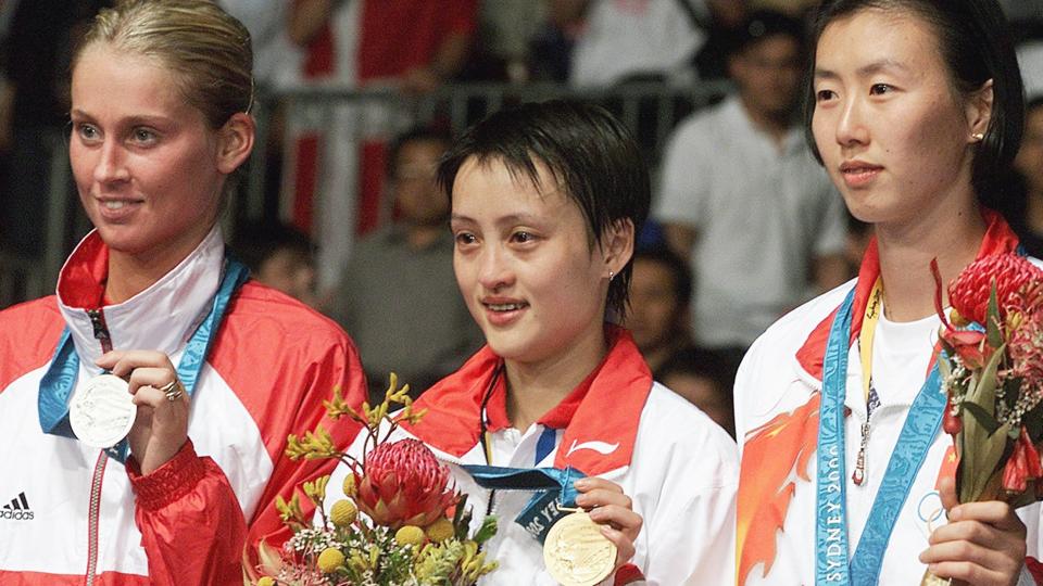 Ye Zhaoying (til højre) måtte nøjes med bronze ved OL i 2000. Hun hævder, at hun blev beordret til at tabe til Gong Zhichao i semifinalen, fordi kineserne mente, at Zhichao havde bedre muligheder i finalen mod Camilla Martin (til venstre). <i>Robyn Beck/Ritzau Scanpix</i>