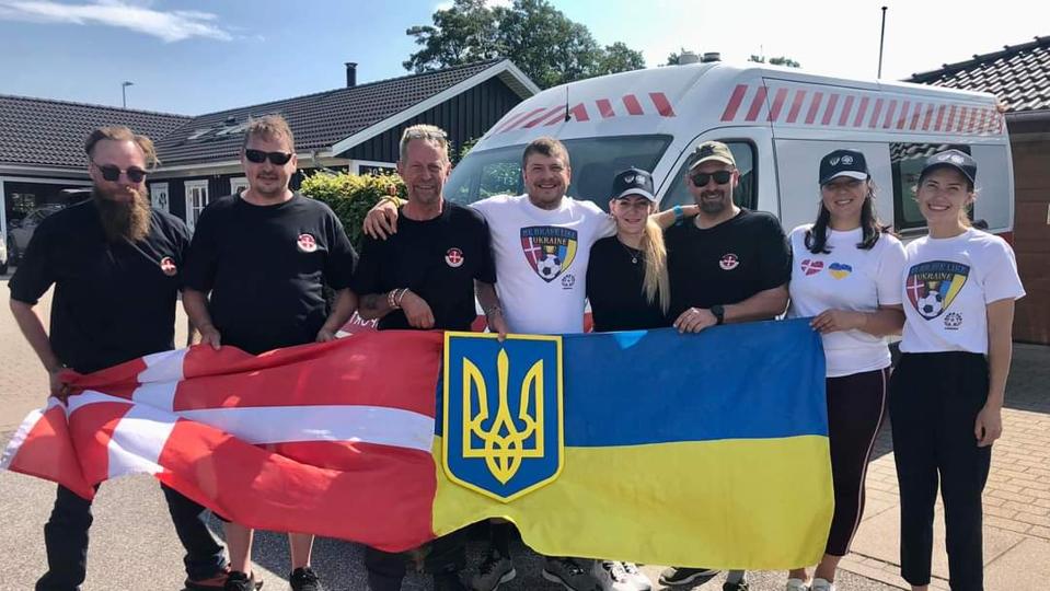 Oleksandr ydede en stor indsats sammen med en række andre ukrainere under Dana Cup. Sammen samlede de penge ind til at sende en ambulance til Ukraine - og det lykkedes. <i>Privatfoto</i>