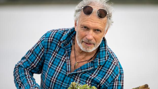 Thorsten Riis finder intet levende i vandet. Til gengæld er der masser af døde småfisk, muslinger og snegle. <i>Foto: Martél Andersen</i>