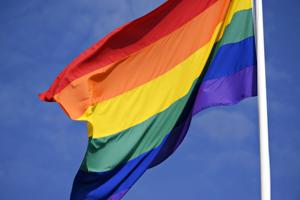 Fem mænd er sigtet for at diskriminere LGBTQ+-miljøet
