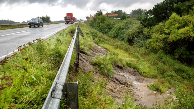 Hovedvej spærret på grund af vejskred. Først mandag bliver vejstrækningen tilset. <i>Foto: Lars Pauli</i>