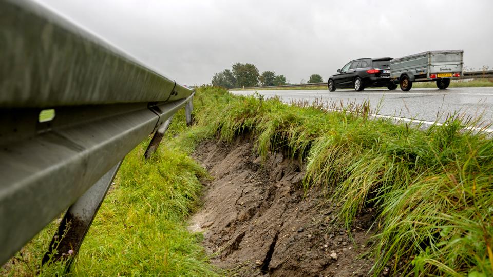 Vejen blev spærret, mens der blev arbejdet på at forhindre yderligere jordskred. <i>Foto: Lars Pauli</i>