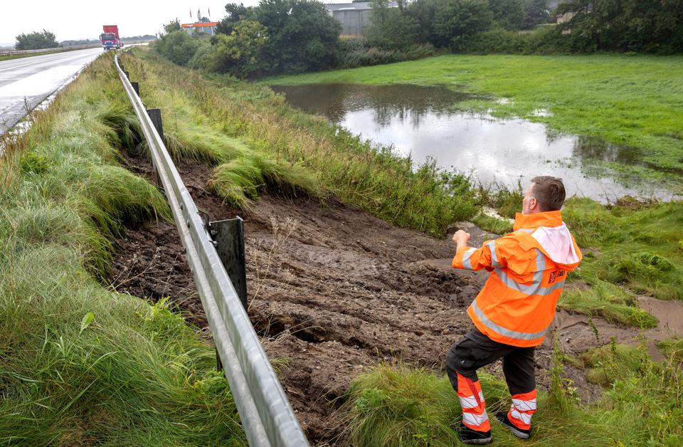 Rute 13 er spærret ved Store Binderup. Et jordskred giver bekymring for, om vejen kan blive undermineret. <i>Foto: Lars Pauli</i>