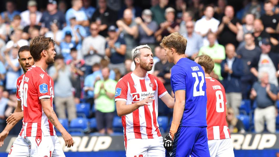 AaB-målmand Theo Sander bliver opmuntret af sine holdkammerater efter brøleren, der kostede point i opgøret mod Randers FC. <i>Ernst Van Norde/Ritzau Scanpix</i>