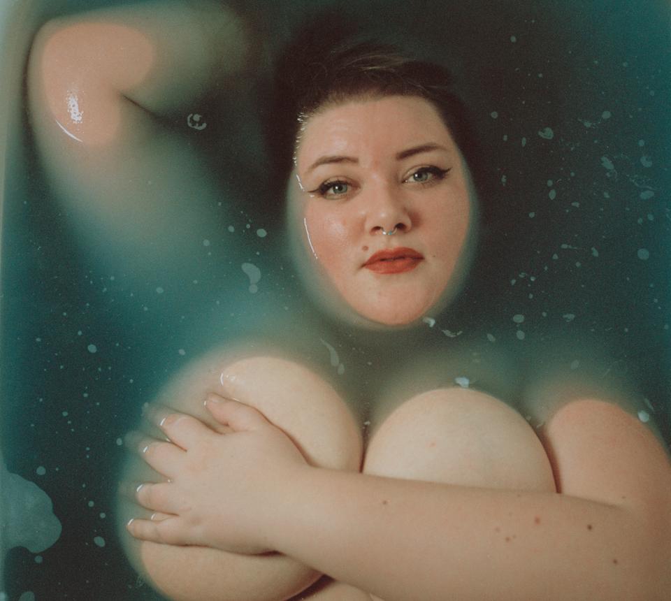 Fotojournalist Marie Hald fra Aalborg har i mange år fotograferet kroppe - virkelige kroppe, der ikke skal ændres på i redigeringen efterfølgende, men stå som de er, for vi har brug for at se dem. Her et foto af Helene fra København. <i>Foto: Marie Hald</i>
