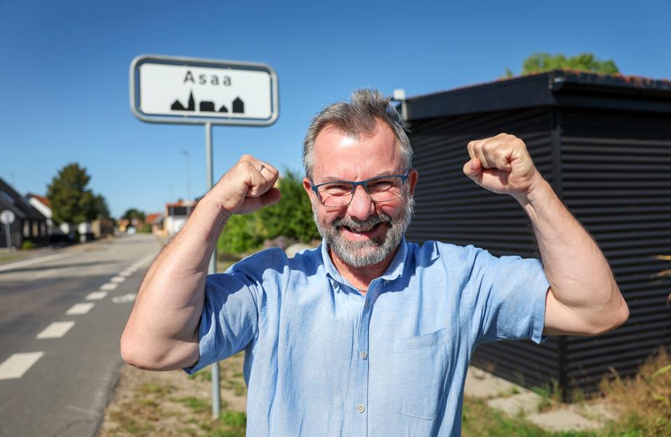 Jørgen Severinsen, næstformand i Samrådet Østkysten, glæder sig sammen med resten af Asaa over, at man rendte med titlen som Årets Landsby. <i>Foto: Bente Poder</i>