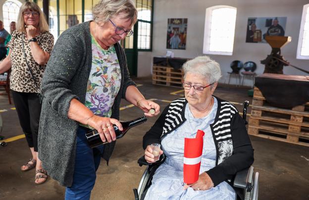Det skal fejres! ... frivillig Lisbeth Krøgh hælder en Bailey's op til Conny Nielsen, der er beboer på landsbyens friplejehjem. <i>Foto: Bente Poder</i>