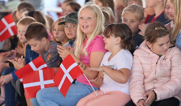 Børnene fra den lokale skole var med til at fejre den gode nyhed. <i>Foto: Bente Poder</i>