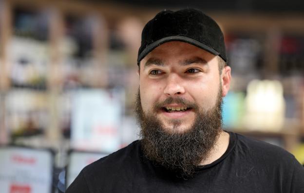 Nicklas Christensen og kæresten Eva flyttede til Asaa sidste år - de er blevet bekræftet i, at der sker noget i byen, og at der også er et godt sammenhold, lyder det. <i>Foto: Bente Poder</i>