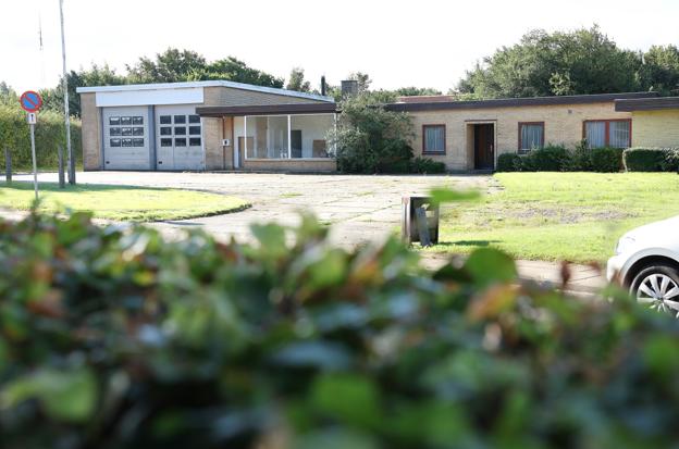 Et nyt boligområde ved Elmevej i Øster Brønderslev er nu på vej til at blive virkelighed. Boligprojektet giver mulighed for etablering af 12 boliger på grunden Elmevej 22, der rummer en nedlagt tankstation. <i>Foto: Bente Poder</i>