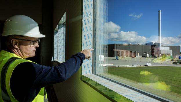Himmerlandskød åbnede i sommer et topmoderne slagteri til 300 millioner kroner i udkanten af Aalestrup - ti gange større end det gamle slagteri. Direktør Lars Andersen kalder det perfekt timing, at slagteriet nu får større bestillinger fra sine to største kunder på detailområdet. <i>Foto: Martin Damgård</i>