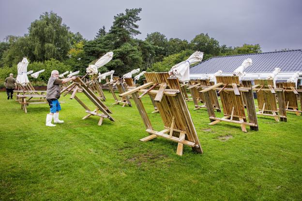 Bord-bænkesættene blev løsningen på at skabe flere spisepladser under genåbningen i sommeren 2020 - og nu står de her permanent. Foto: Torben Hansen <i>Foto: Torben Hansen</i>