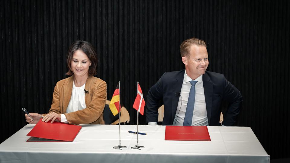 Udenrigsminister Jeppe Kofod (S), der her ses i sidste uge sammen med sin tyske udenrigsministerkollega, Annalena Baerbock, håber at lande en fælles aftale, der skal forhindre turister fra Rusland i at rejse ind i EU-lande. (Arkivfoto). <i>Emil Helms/Ritzau Scanpix</i>