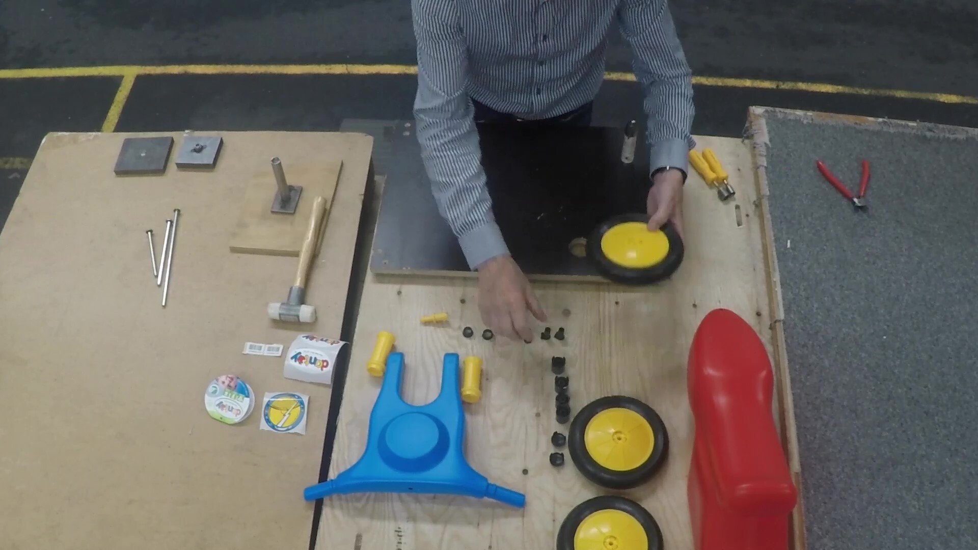 Video: Den berømte legetøjs-scooter produceres på en fabrik i Hobro