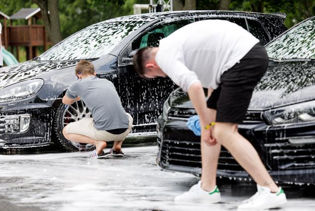 Biler bliver vasket efter alle kunstens regler. Foto: Bo Lehm