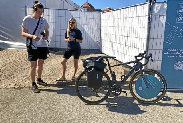 Lone Nørskov fra Energistyrelsen cykler rundt og giver gode råd. Her til DR Nordjylland. Privatfoto.