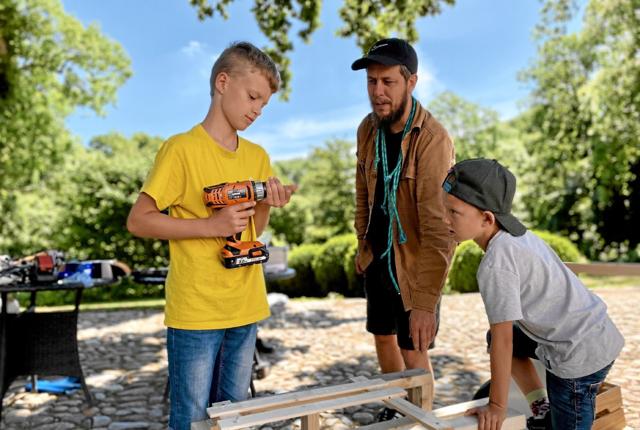 Kristian Thomsen (tv), Jesper Olsen (i midten) og Marcus Thomsen bygger sæbekassebil på Jammerbugt Kommunes sommerkunstskole. Foto: Bitten Holmsgaard