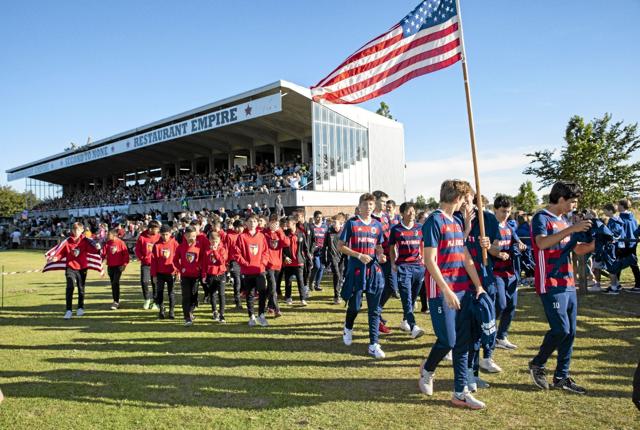 Fælles indmarch på Frederikshavn Stadion mandag aften markerer starten på årets største fodboldbegivenhed. Foto: Cup No 1