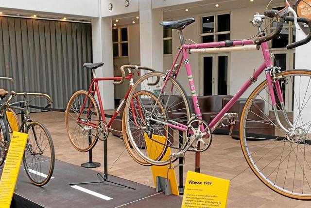 Fire af de historiske racercykler, som Nationalmuseet har lånt af det himmerlandske cykelmuseum i Aalestrup. Den ældste er fra 1895 (bagerst) og har deltaget i det første Tour de France i 1903. Foto: Nationalmuseet