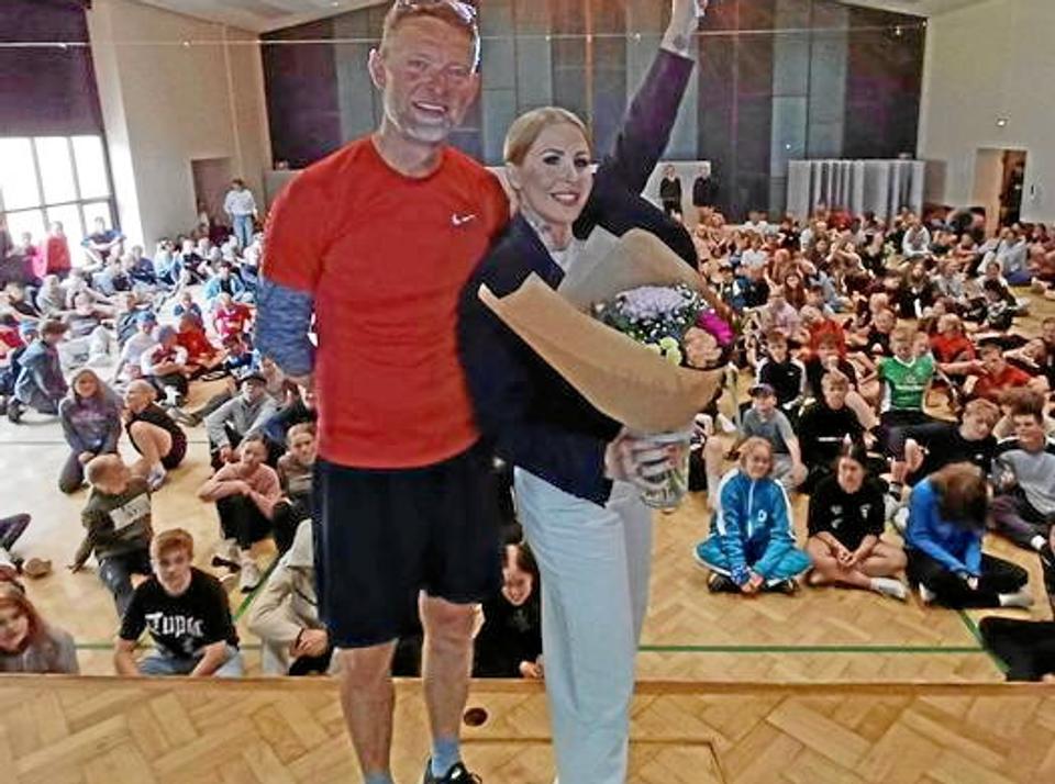 Lærer John Christensen håbede på at Frydenstrandskolen kunne donere 12.000 kroner til Anja Lovéns projekt i Nigeria Land of Hope. Beløbet blev meget større. Privatfoto