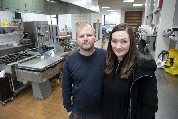 Restauratør-parret Topholt & Andersen har tidligere været på Vendelbohus, men huserer nu i Vidstrup Forsamlingshus - og i Golfcaféen fra årsskiftet. Arkivfoto: Bente Poder