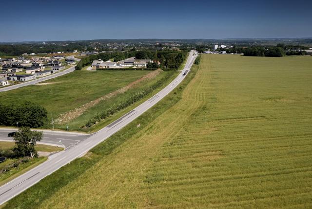 På højre side af denne vej er et stort boligområde på vej. Foto: Lars Pauli <i>Foto: Lars Pauli</i>