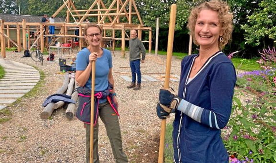I år er temaet i konkurrencen: ’En landsby, hvor vi tager hånd om hinanden’, hvor landsbyerne er opfordret til at sætte ord på, at de har været en udstrakt hånd for beboere, nye som gamle.Modelfoto: Jan Thøgersen