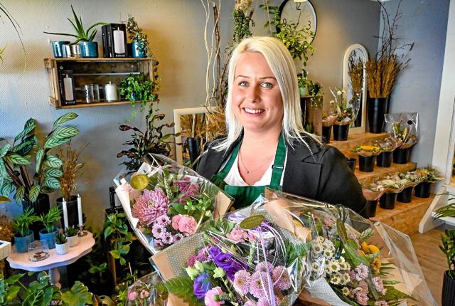 Buketter er blevet en kæmpe succes for Louise Munkholm Jensen og Byens Blomster. Efter ni måneder er hun glad for, hun gik efter sin drøm med egen forretning. Foto: Ole Iversen