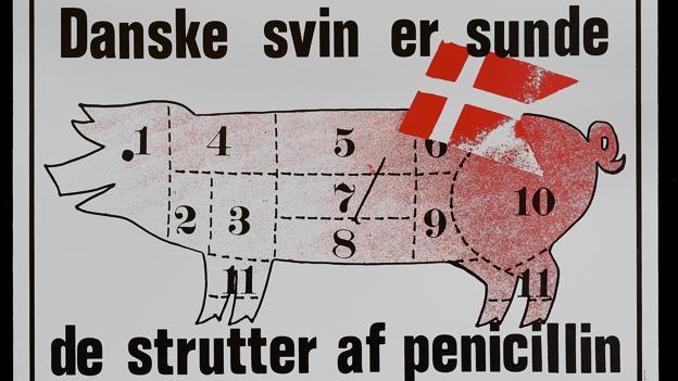 Kunstneren Michael Witte blev dømt for injurier mod dansk landbrug med denne plakat fra 1978. 12 år efter dommen blev plakatforbuddet ophævet. <i>Foto: Henrik Bjerregrav</i>