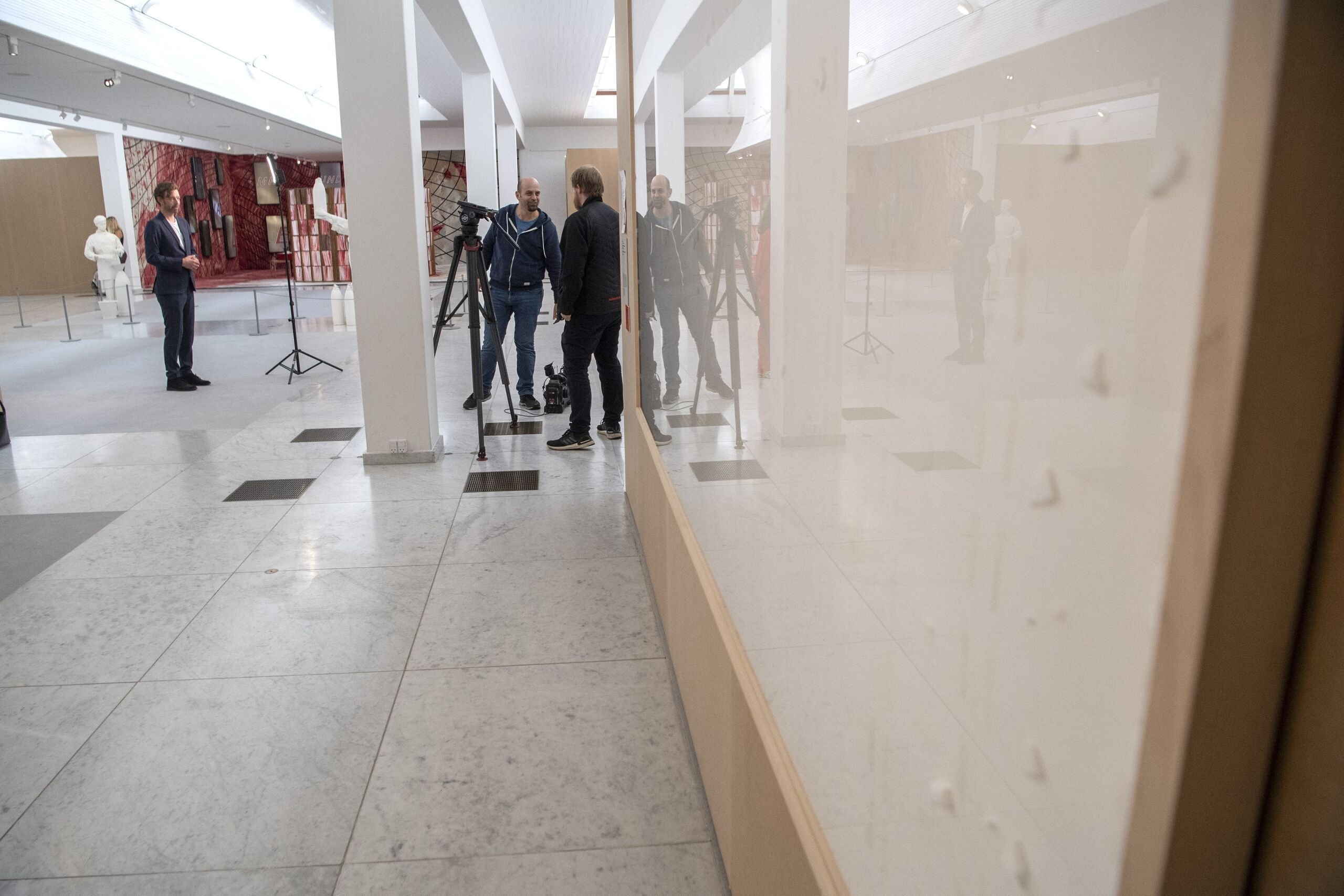 Kunstner tog pengene og afleverede to tomme rammer: Nu vil han have dem tilbage
