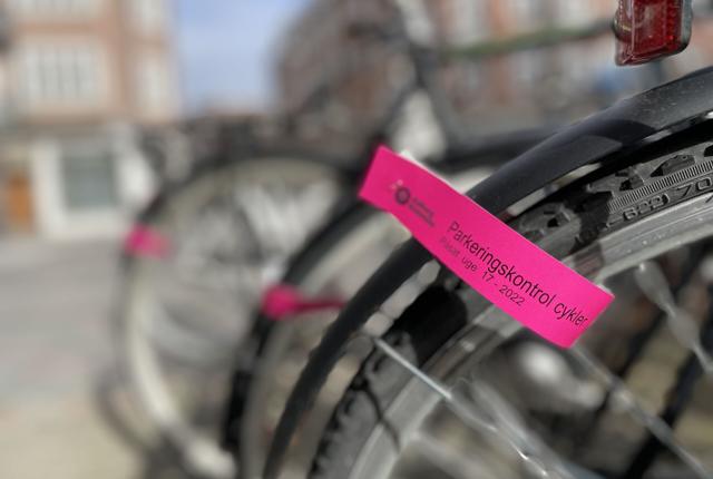Omkring 3500 cykler får en pink hilsen fra kommunen i denne uge. Foto: Line Ettinger Julsgaard