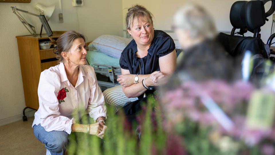 Julie Roelsgaard og Lone Sørensen vil så gerne have faster på 86 år tættere på, men myndighederne vil ikke give lov til, at den gamle dame flytter fra plejehjemmet Skovgården i Hadsund. <i>Foto: Kim Dahl Hansen</i>