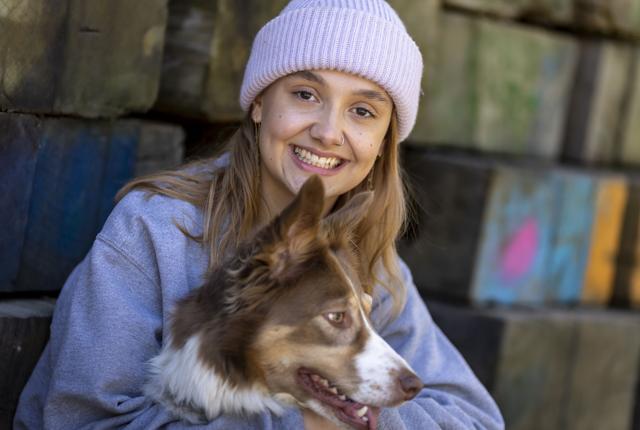 Ida Norstedt har altid været vild med dyr - og især Gaya her - og det har fået hende til at åbne Norstedt Hundepasning. Foto: Martél Andersen