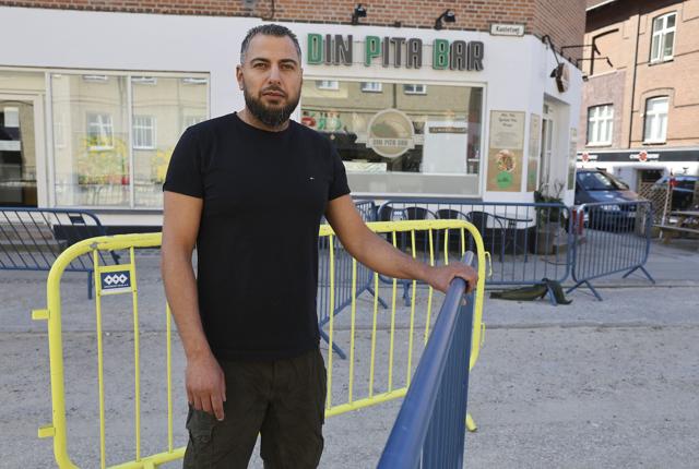 Sameh El-Soussi kæmper for at holde gang i Din Pita Bar, Din Vitamin Bar og Din Pandekage og Isbar på Kastetvej. Foto: Bente Poder