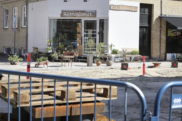 Det nye fortov er blevet lagt uden for Retroblomst, og der er igen plads til lidt blomster udenfor, hvilket også giver flere kunder i butikken. Foto: Bente Poder <i>Foto: Bente Poder</i>
