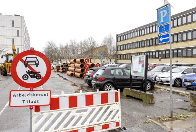 En af parkeringpladserne bag Sundhedens Hus i Dag Hammar-skjölds Gade i Aalborg, er blevet midlertidigt indraget, da der skal laves kloakarbejde i området. Foto: Lars Pauli