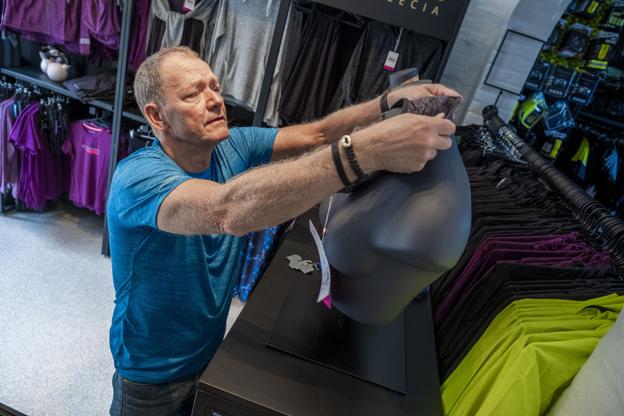 Henrik Lund har besluttet at lukke butikken på Kastetvej, dels på grund af det igangværende anlægsarbejde til Plusbus, og dels fordi parkeringspladserne i nærheden af butikken bliver flyttet længere væk.
