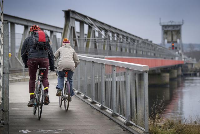 Kulturbroen, der åbnede i 2017, gør det muligt for både gående og cyklende at krydse fjorden uden at skulle op på Limfjordsbroen. Men broen lukker for al trafik flere gange i år. Arkivfoto: Lars Pauli