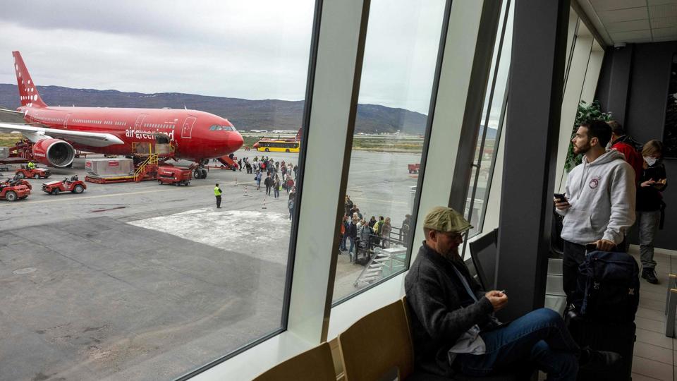 Flere og flere smuglere vælger at rejse med stof i mavesækken, når de tager fra Danmark til Grønland. I juni døde en passager på et Air Greenland-fly, da indpakningen viste sig at være utæt. (Arkivfoto). <i>Odd Andersen/Ritzau Scanpix</i>