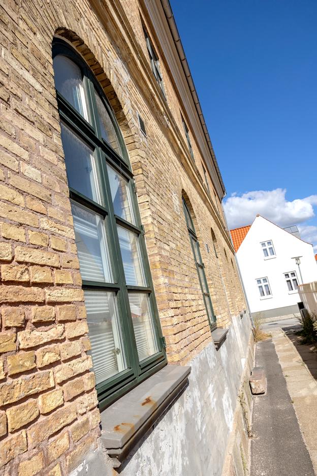 Toldboden blev fornylig solgt - Løgstør Handler lejer sig ind i bygningen. Selskabet er sat i verden for at understøtte udviklingen af den gamle købstad. Selskabet ”Løgstør Handler” er stiftet af Løgstør Erhvervsinvest i samarbejde med private investorer. Løgstør Erhvervsråd har også givet et tilskud over en tre-årig periode til oprettelsen af selskabet. <i>Foto: Lars Pauli</i>