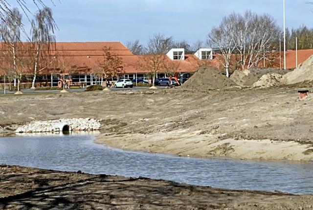 Der er kommet en ny sø foran Nordjyllands Idrætshøjskole - og det er der kommet en masse jord ud af, som man har planer om at lave en stor bakke ud af, som kan bruges til flere former for træning. Foto: Mette Møller