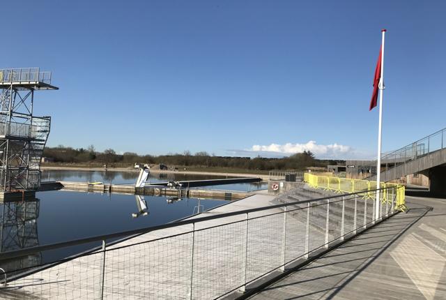 Her torsdag formiddag er vandet tilbage i Vestre Fjordpark, men som du kan se på hegnet og det røde flag, så kan du endnu ikke bade. Foto: Sebastian Prenta